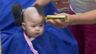 宝宝理发前vs理发后！回去就emo了，家人们支个招，这可怎么哄呀？