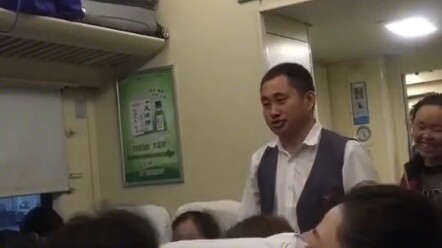 Penjual nasi kotak di kereta api