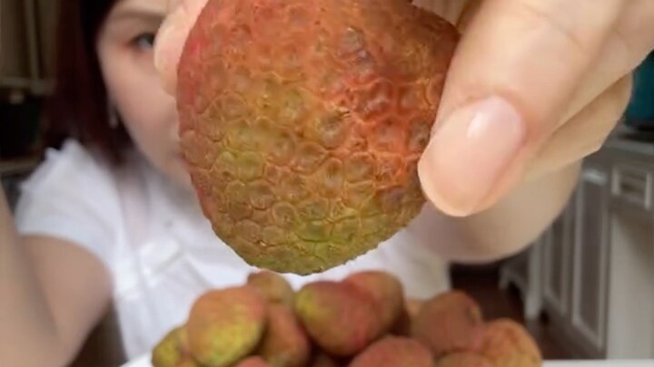 Buah sultan lagi 1kg 4juta. taiwan leci sweat..