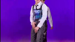 Khi tôi cho cậu anh họ sinh năm 2003, ngày nào cũng chơi game và hoàn toàn không biết gì về Kpop xem