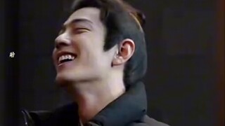 Chúc mừng phim trường!!! Tiêu Chiến: "Anh dám cầu hôn, em dám diễn"!!! Ha ha ha, biểu diễn không cần