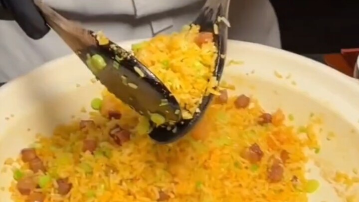 กินข้าวมื้อเดียวหมดเงินเดือนสามเดือน