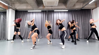 فتاة كورية ترقص على أغنية MAMAMOO - HIP [في غرفة التدريب]