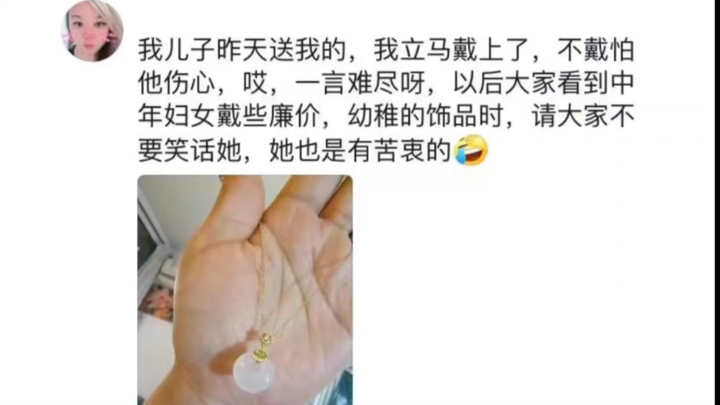 Đeo thì sợ con trẻ con, không đeo lại sợ con buồn; làm mẹ rồi mới thực sự hiểu nỗi băn khoăn của mẹ 