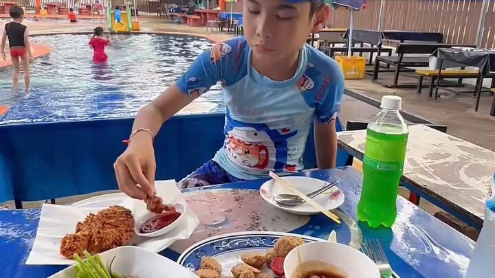 ລອຍນ້ຳ