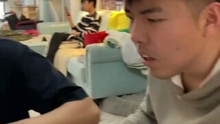 寝室麻将游戏，谁知中途出现意外，这耍赖的太明显了吧