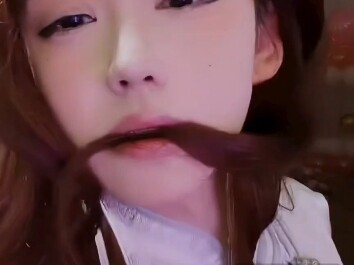 Yuanyuan menari untuk Liu Ge sambil mengiringi nyanyiannya, sementara Yuanyuan menggigit rambutnya d