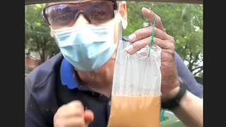 Bây giờ đã hơn ba giờ rồi, chúng ta ra ngoài uống trà trước nhé