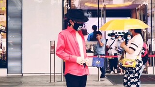 Menampilkan tarian MJ di tengah angin dan hujan