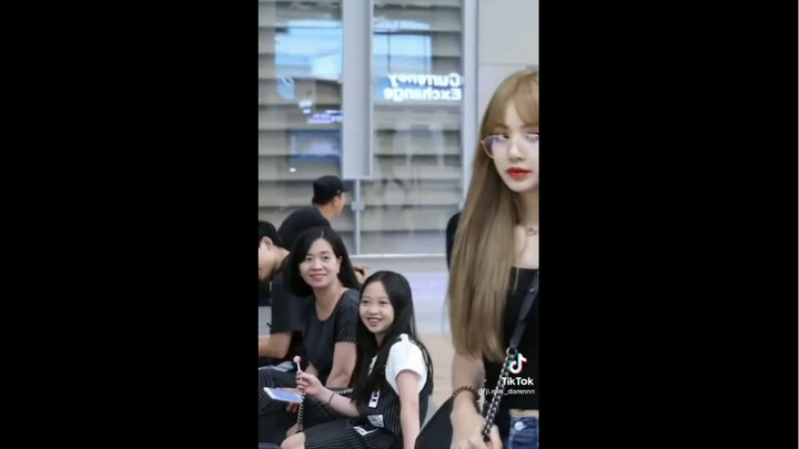 Phản ứng của người qua đường khi nhìn Lisa