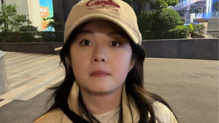 يبدو أن صديقتي تحب ساقي كثيرًا