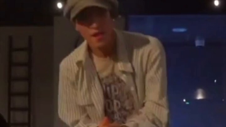 Aku suka pakaian ini! (Ada yang salah)