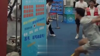 Một sinh viên năm nhất Đại học Sơn Đông đến từ Thành Đô, Tứ Xuyên đã đạt chiều cao 3,3 mét khi đi dé