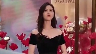 Liu Shishi's aura when she walks, I am the one Liu Shishi calls her wife in Xiamen [admiration] Pass