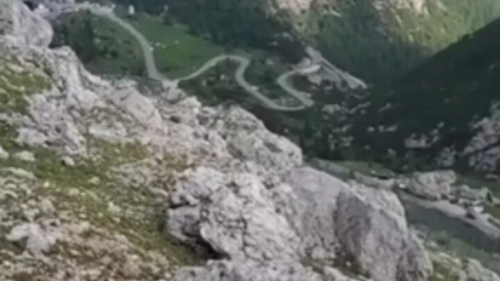 Di sini dilalui oleh serangan bom berat