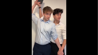 你们看起来像那些苏联宣传海报的小伙儿