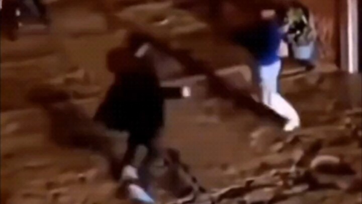 Islamic refugee threatens Spaniards with a knife; Spanish man accepts his challenge.
