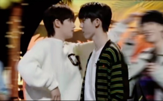 [Qixin] Help‼️ What a dangerous distance! But he didn’t even dodge! The two of them kept looking at 
