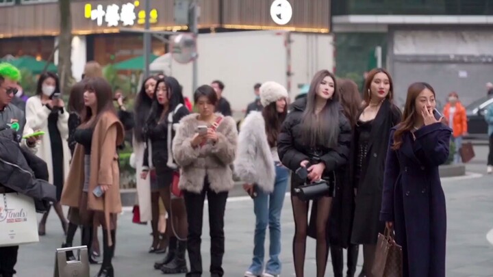 Tak sengaja bertemu Li Ergou saat sedang jalan-jalan, di belakangnya ada sekelompok wanita cantik; s