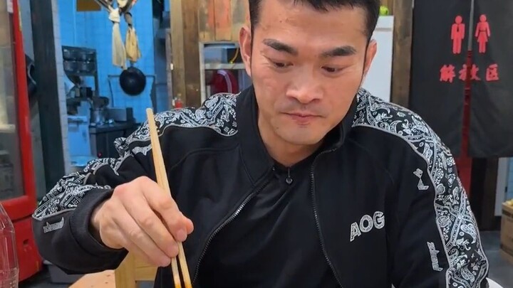 Tôi tự xưng là Lý Mồm Sắt, hôm nay bạn bè ở Trùng Khánh dẫn tôi đi ăn lẩu, để xem rốt cuộc nó cay đế