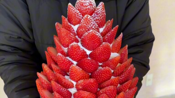 Japan’s Largest Super-Mega Strawberry Parfait ◎ Mega Strawberry Parfait ¥9,800, 70 cm tall, 7 kg in 