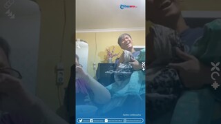 Pria Ini Bagikan Cerita Kocak saat Tak Sengaja Bawa Mukenah Neneknya saat Jumatan di Masjid