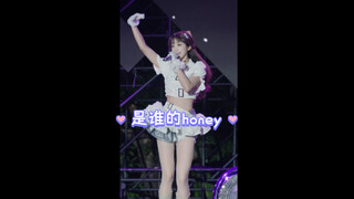 提问：今天戴的是什么颜色的项链 .
