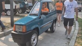 هذه هي المرة الأولى التي أرى فيها سيارة مسطحة إلى هذا الحد، لكن قيادتها في الخارج تبدو رائعة جدًا...