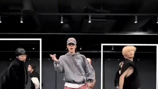 【وي شين في｜واي في】 تعليق حاد غير احترافي لغرفة تدريب الرقص       «Poppin' Love»