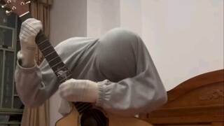 Bermain piano, cukup punya kaki saja