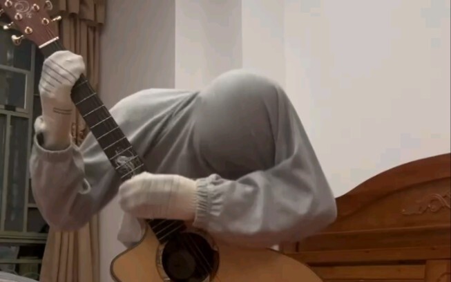 Bermain piano, cukup punya kaki saja