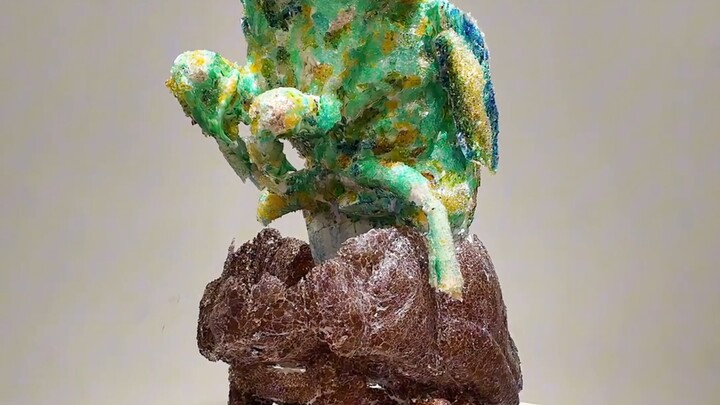 A Central Academy of Fine Arts graduate has “broken” and completed their transformation.