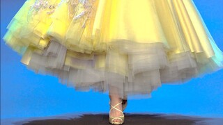 The gradient dress designed by Pirate is very high-end.