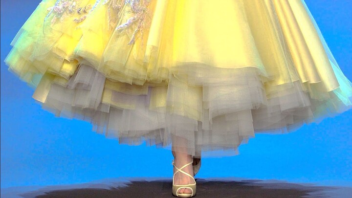 The gradient dress designed by Pirate is very high-end.