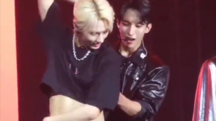 Orang-orang benar-benar tertarik dengan otot perut Jun!!!