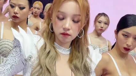 تحدي الرقص SuperLady من يوي تشي، لا بد لي من القول إن معدل التزامن بين يوي تشي والأخت الراقصة المصاح