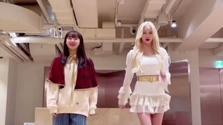 كونغ يو رونغ من Cosmic Girls ويو جيونغ من Weki Meki في تحدي الرقص SuperYuppers عبر تصوير TikTok ذاتي
