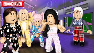 FIZEMOS UMA FESTA DO PIJAMA ESCONDIDAS NA CASA DA NOSSA VÓ | Historinhas Brookhaven RP | Roblox