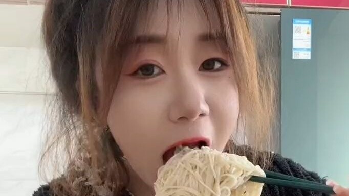 I finished a bowl of noodles in one bite. My mother doesn't love me.