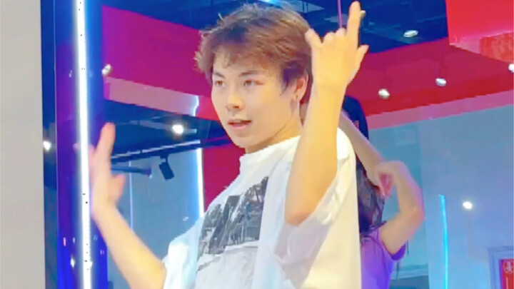 能拯救我于emo中的，只有舞蹈了