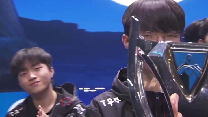 The moment T1 won the championship, Faker had tears in his eyes and showed a long-lost smile!