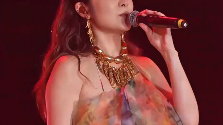 Kelly Chen performs the classic hit “Flower Flower Universe,” radiating boundless energy and command