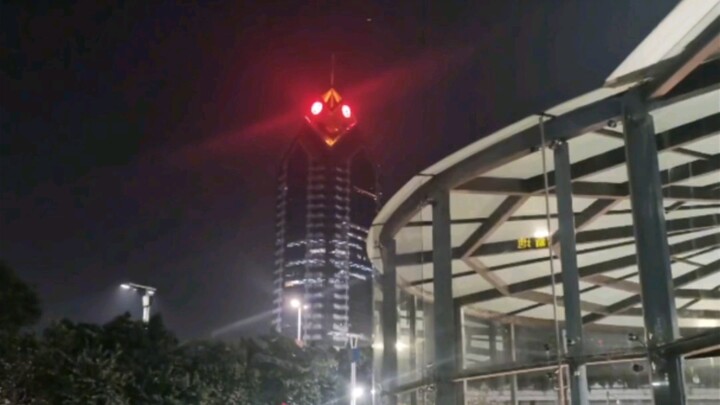 Nỗi sợ bị tòa nhà “gián khổng lồ” dõi theo