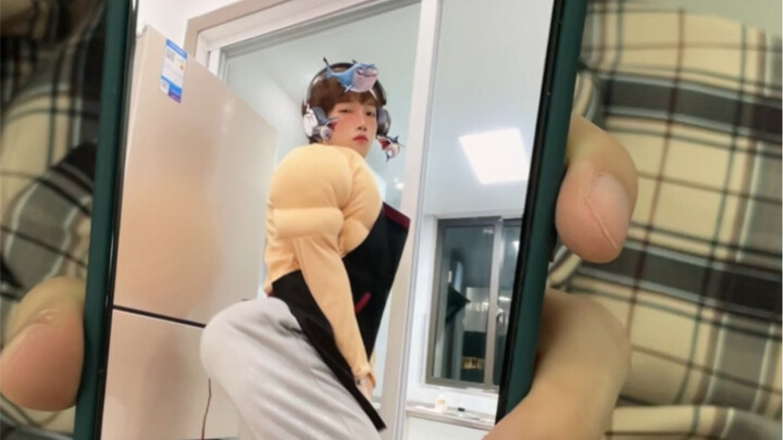 Cho cô bạn thân xem crush của mình