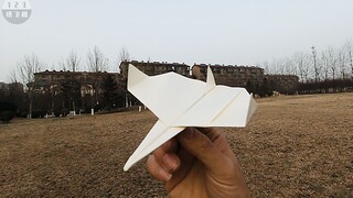 怎样折一只小巧的翼刀回旋纸飞机