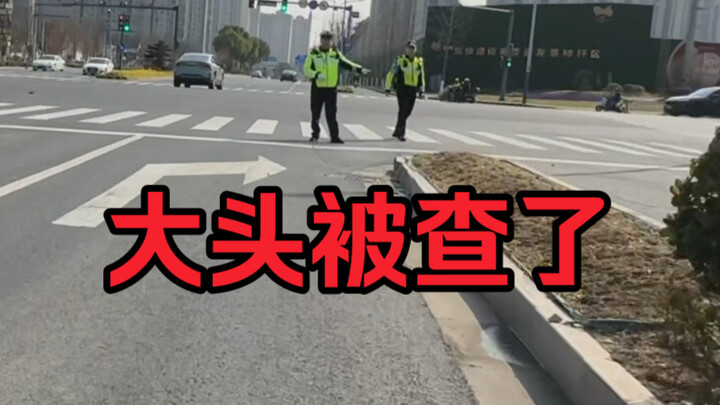 Riding a Qinyuan electric motorcycle on the motor vehicle lane got him caught!
