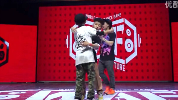 Yi’an Music Society’s Yu Muyang and JYP China Project’s Liang Zexin in a street dance battle