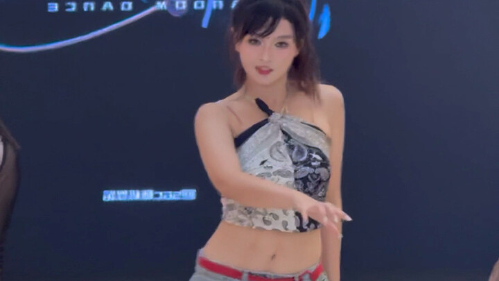 ระดับไอดอลหญิง! คลิปถ่ายสดการแสดงบนถนนของ R.E.D สามสี