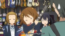 Momen Lucu K-ON ketika hirasawa Yui pertamakali service gitar