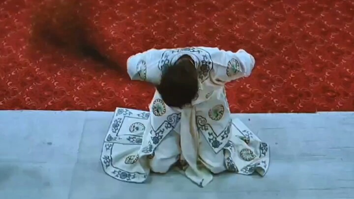 Đang biểu diễn dở chừng, cô gái bỗng nhiên muốn đi vệ sinh.